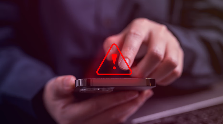 Lopás jelzését fogadó okostelefon